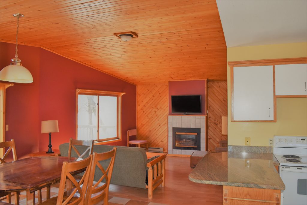 Bee Suite – 3 Bedrooms/2 Bath – BugBee Hive Resort